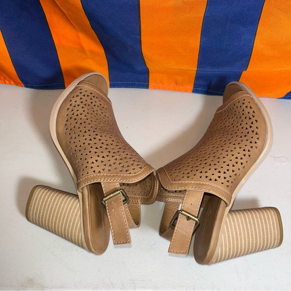 Universal Thread Cognac Millana Open Toe faux suede heel Sandals size 7 - Picture 8 of 8